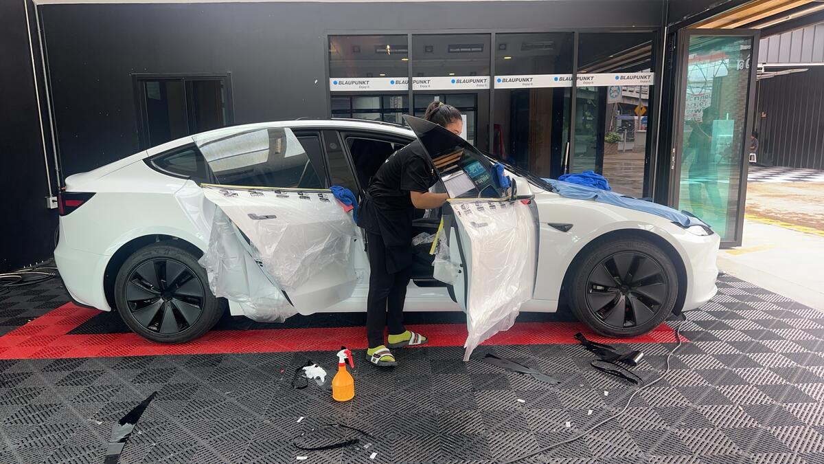 ช่าง Solar Gard ติดฟิล์ม